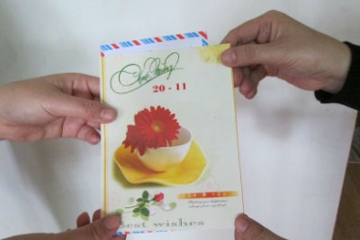 Quà tặng ngày 20/11: Phong bì “nói hộ” phụ huynh?